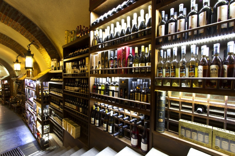 ecommerce-MONS-min_world_street_travel_shop_canon_georgia_wine_bottles-429767